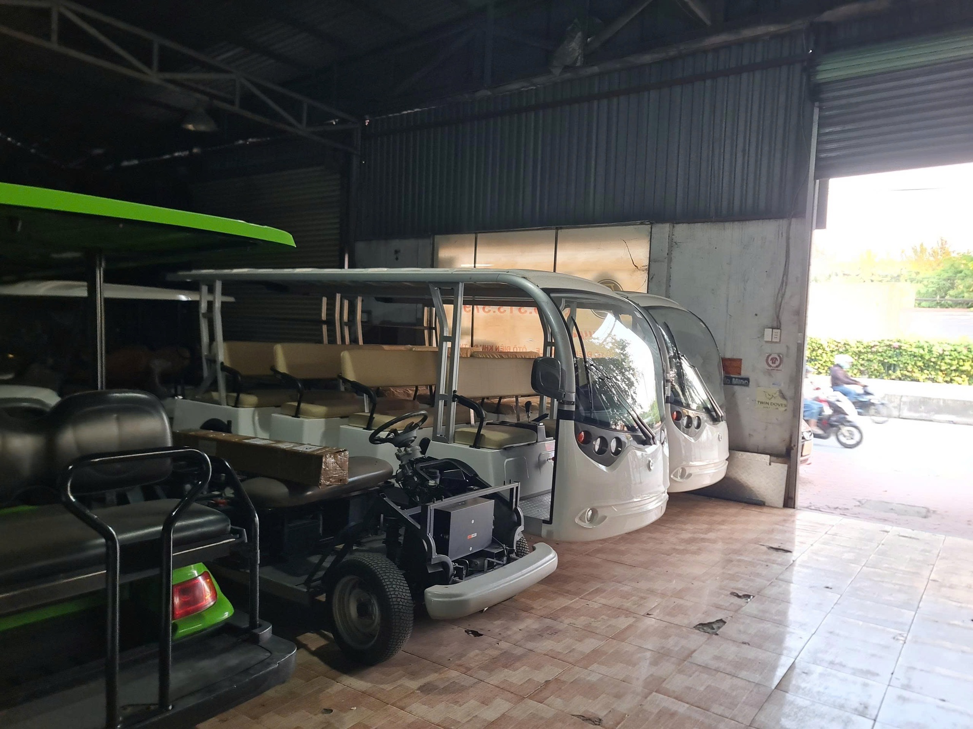 Công an TP . HCM truy tìm chủ nhân 8 xe điện liên quan đến vụ lừa đảo xe điện - Ảnh 1. Công an TP . HCM truy tìm chủ nhân 8 xe điện liên quan đến vụ lừa đảo xe điện - Ảnh 1.