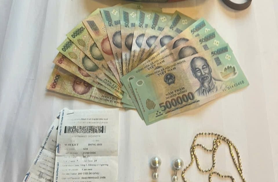 Ph&aacute;t hiện h&agrave;ng loạt tờ tiền c&oacute; mệnh gi&aacute; từ 500K-10K, d&acirc;y chuyền v&agrave;ng bị bỏ lại tr&ecirc;n chuyến t&agrave;u Bắc - Nam - Ảnh 1.