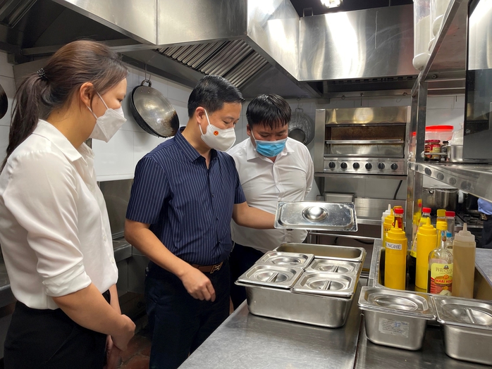 Kiểm tra đột xuất bếp ăn tập thể tại H&agrave; Nội, Ninh B&igrave;nh - Ảnh 1.