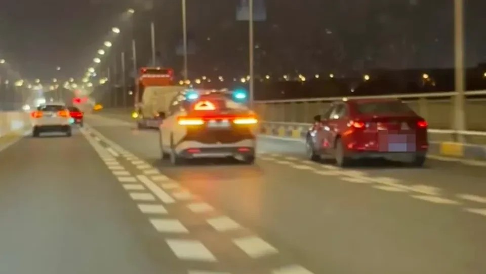 Taxi kh&ocirc;ng người l&aacute;i mắc kẹt ở cao tốc, h&agrave;nh kh&aacute;ch hoảng loạn 2 giờ - Ảnh 2.