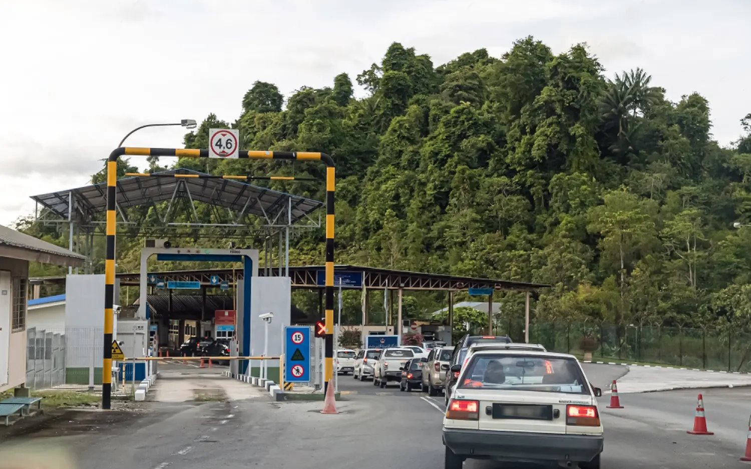 Xe phải đổ gần đầy b&igrave;nh xăng dầu mới được nhập cảnh nước l&aacute;ng giềng của Việt Nam