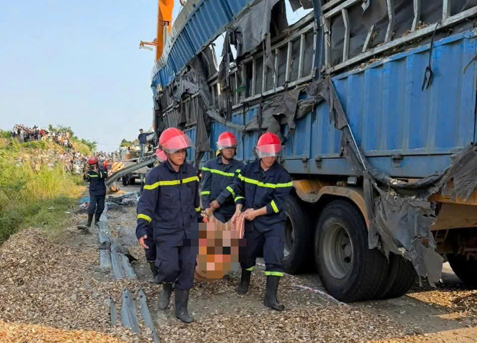 CLIP: Khoảnh khắc xe container t&ocirc;ng xe m&aacute;y, 3 người tử vong- Ảnh 1.