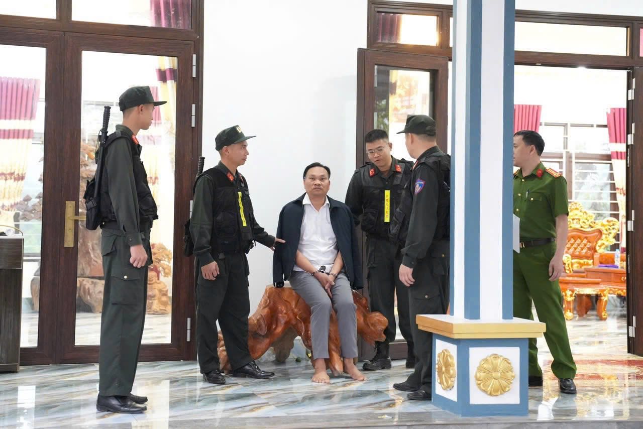 Khởi tố cán bộ liên quan đến nhóm xã hội đen tại Phú Thọ gây xôn xao dư luận - Ảnh 1. Khởi tố cán bộ liên quan đến nhóm xã hội đen tại Phú Thọ gây xôn xao dư luận - Ảnh 1.