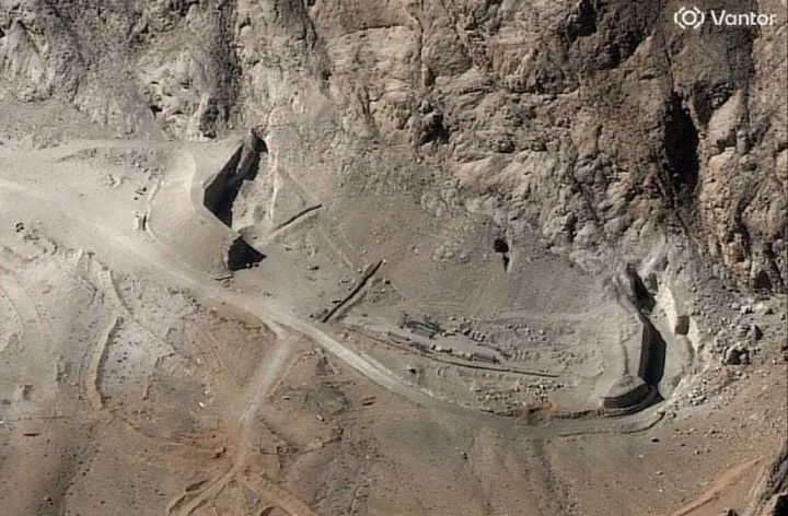 Bom xuy&ecirc;n hầm 900kg Mỹ v&agrave; sức mạnh chiến lược tại Iran năm 2026 - Ảnh 2.