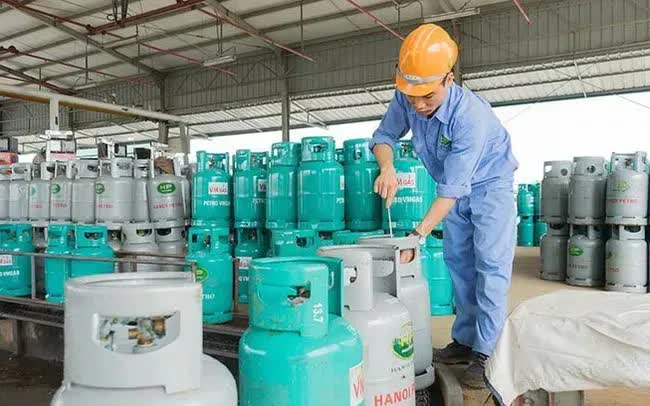 Giá gas tăng tới 90.000 đồng/bình 12 kg - Ảnh 1.