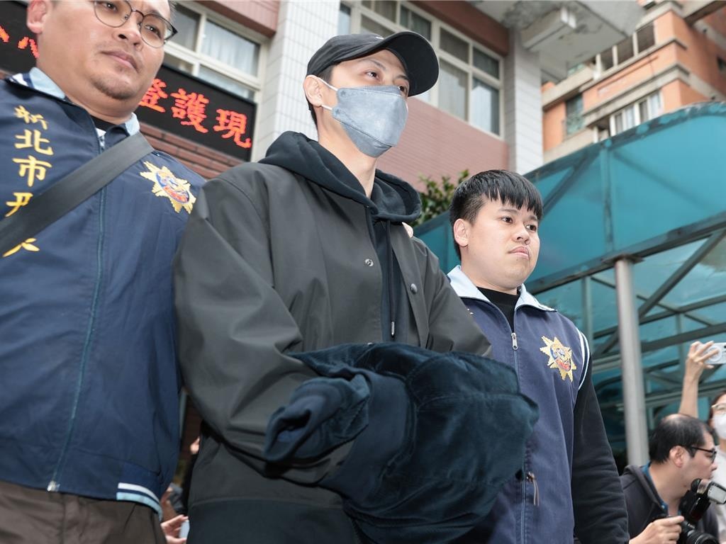 Kh&ocirc;ng phải tin đ&ugrave;a ng&agrave;y C&aacute; th&aacute;ng 4: Nam diễn vi&ecirc;n bị c&ograve;ng tay, bắt giữ khẩn cấp - Ảnh 2.