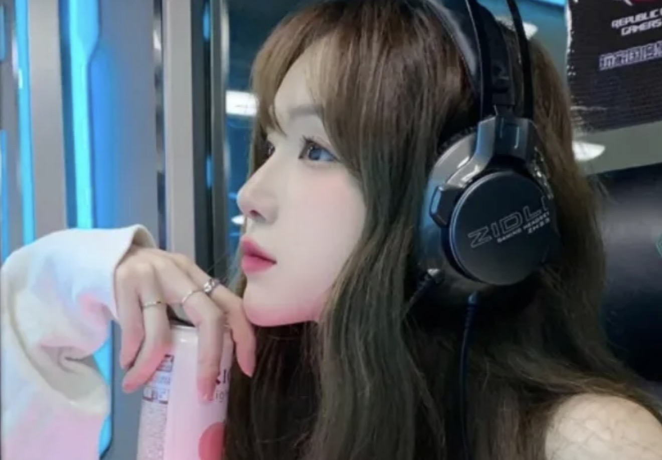 1800 ng&agrave;y chơi game bằng ch&acirc;n, cơ thể nữ streamer biến dạng kinh ho&agrave;ng- Ảnh 1.