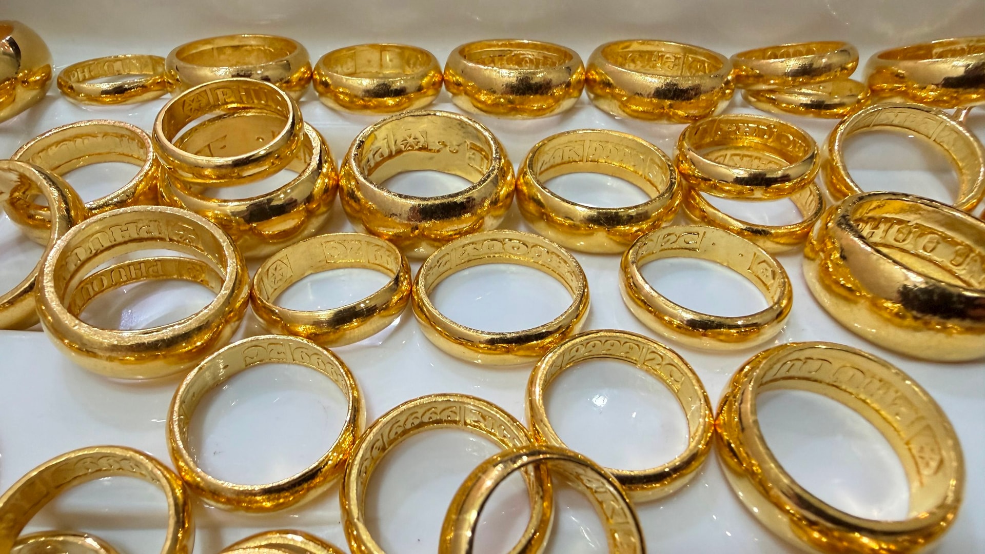 Gi&aacute; v&agrave;ng h&ocirc;m nay 1/4 tăng "dựng đứng", thiết lập đỉnh cao nhất tuần qua, bạc "n&oacute;ng bỏng tay" - Ảnh 1.