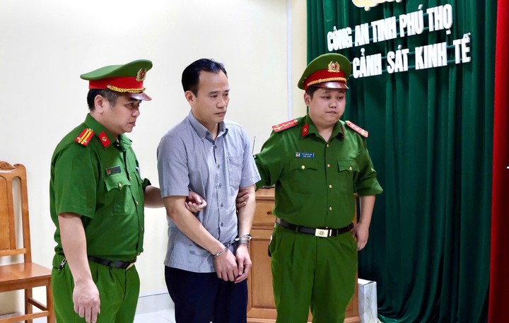 Vụ x&atilde; hội đen Ph&uacute; Thọ: Bắt giữ 5 c&aacute;n bộ li&ecirc;n quan đến băng nh&oacute;m tội phạm - Ảnh 1.