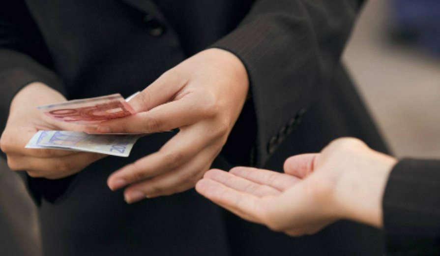 C&oacute; phải t&ocirc;i bị chồng "bạc đ&atilde;i" qu&aacute; l&acirc;u n&ecirc;n giờ đột nhi&ecirc;n được anh cho th&ecirc;m tiền, t&ocirc;i lại thấy bất an? - Ảnh 1.