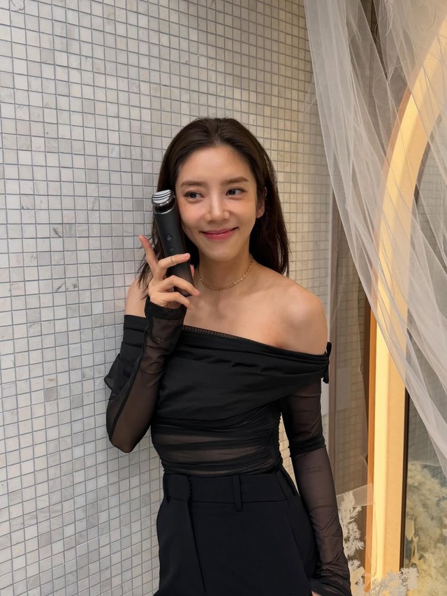 Mỹ nh&acirc;n duy nhất nhất bị cạo trắng đầu v&igrave; qu&aacute; đẹp, mẹ ruột tạt nước xua đuổi đ&aacute;m con trai xếp h&agrave;ng tỏ t&igrave;nh- Ảnh 5.