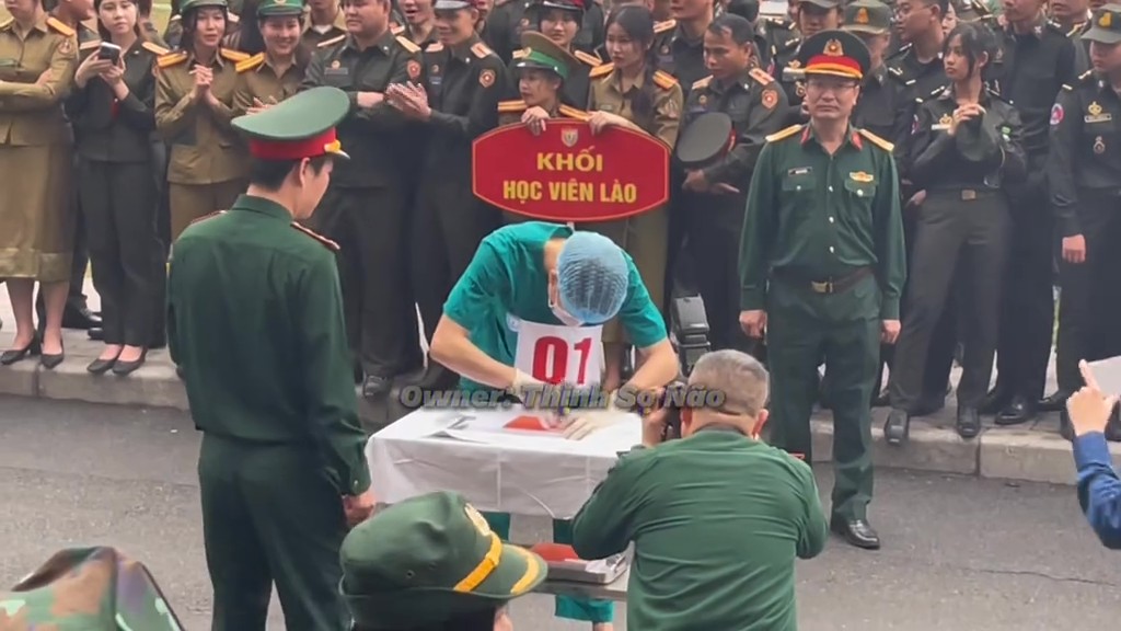 Ch&acirc;n dung b&aacute;c sĩ nội tr&uacute; c&oacute; m&agrave;n ph&aacute;t biểu g&acirc;y sốt trong lễ tốt nghiệp Học viện Qu&acirc;n y: Tinh hoa của tinh hoa!- Ảnh 1.