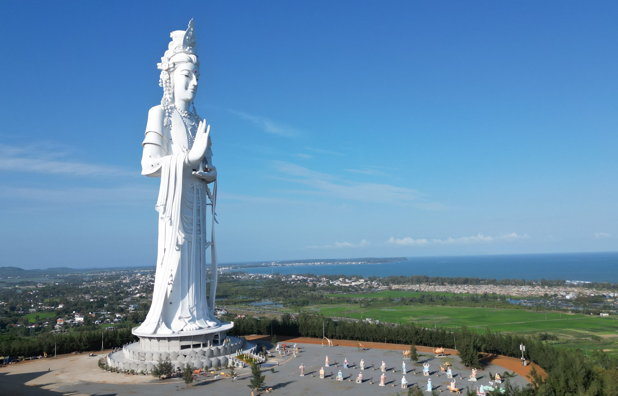 Một c&ocirc;ng tr&igrave;nh của Việt Nam sắp ho&agrave;n th&agrave;nh nằm trong top cao h&agrave;ng đầu to&agrave;n cầu, vượt nhiều tượng nổi tiếng của Trung Quốc - Ảnh 1.