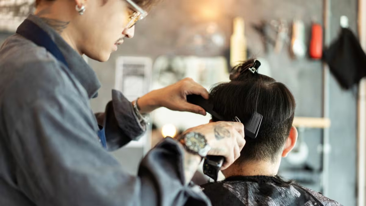 Tiệm cắt t&oacute;c kết hợp chăm s&oacute;c da: Xu hướng mới cho đ&agrave;n &ocirc;ng - Ảnh 2.