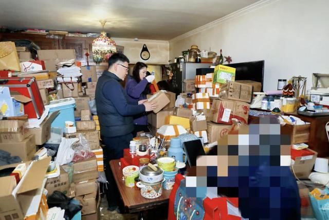 Cụ b&agrave; chốt h&agrave;ng ngh&igrave;n đơn online nhưng kh&ocirc;ng bao giờ th&aacute;o hộp, 30 người dọn 12 giờ mới thấy mặt s&agrave;n: Ph&iacute;a sau l&agrave; cả c&acirc;u chuyện buồn- Ảnh 2.