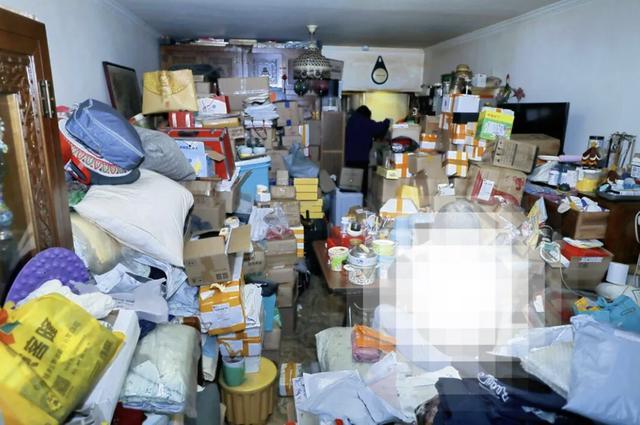 Cụ b&agrave; chốt h&agrave;ng ngh&igrave;n đơn online nhưng kh&ocirc;ng bao giờ th&aacute;o hộp, 30 người dọn 12 giờ mới thấy mặt s&agrave;n: Ph&iacute;a sau l&agrave; cả c&acirc;u chuyện buồn- Ảnh 1.