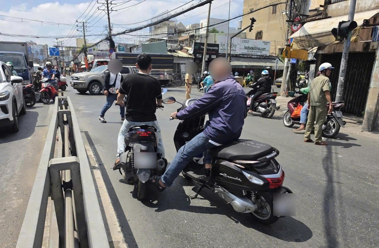 Khởi tố 2 người G&acirc;y rối trật tự sau va chạm giao th&ocirc;ng tại TPHCM - Ảnh 1.