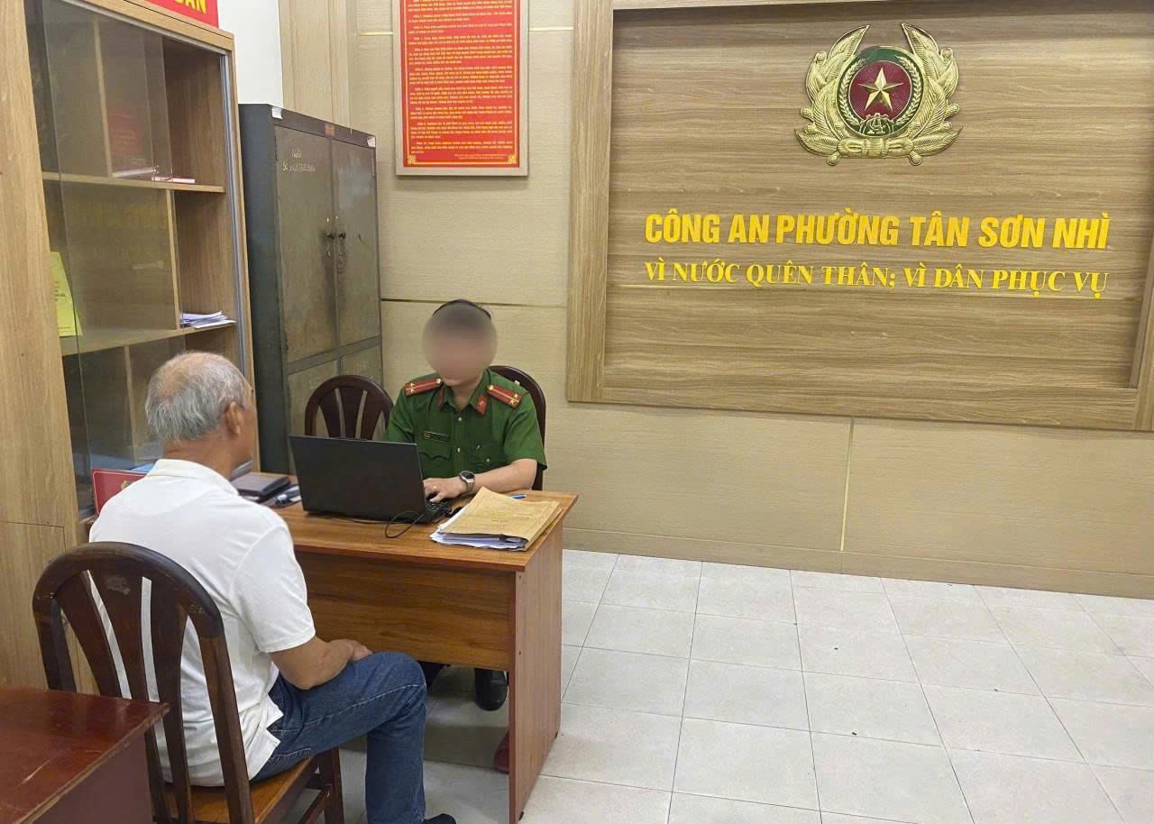 Khởi tố 2 người G&acirc;y rối trật tự sau va chạm giao th&ocirc;ng tại TPHCM - Ảnh 4.