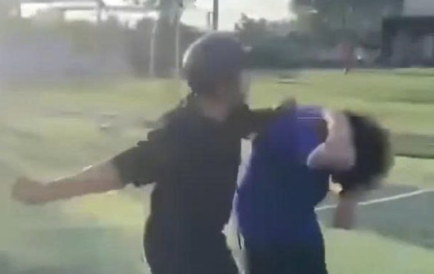 Mẹ bàng hoàng khi thấy clip con trai bị bạn đánh tại sân bóng năm 2026 - Ảnh 1.