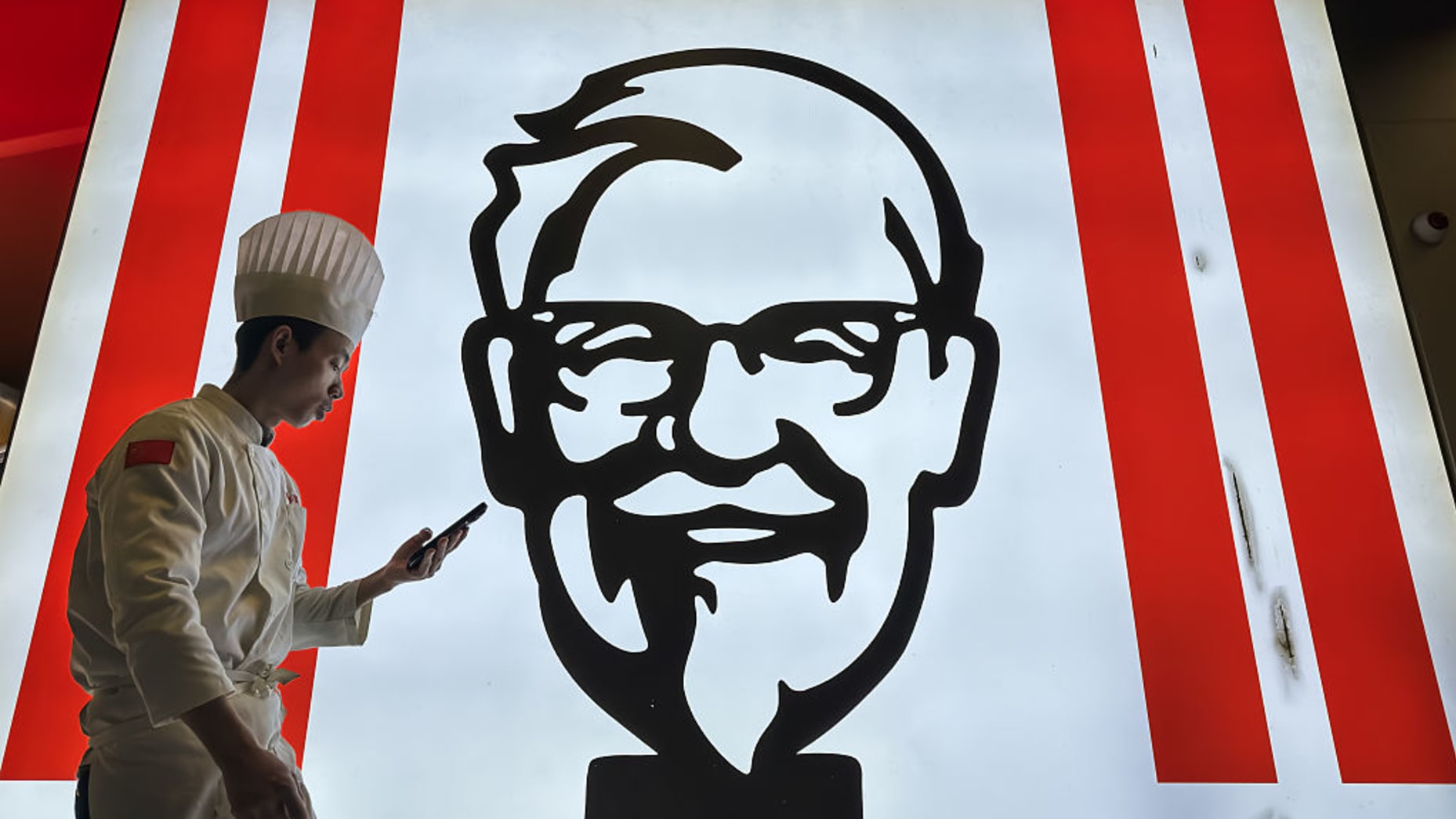 Xăng đắt , doanh nghiệp KFC v&agrave; BYD kết hợp sạc xe điện v&agrave; ẩm thực nhanh chỉ trong 10 ph&uacute;t - Ảnh 2.