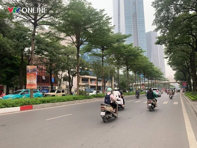 Hiện trường vụ cụ &ocirc;ng bị Mercedes G63 t&ocirc;ng tử vong tr&ecirc;n phố H&agrave; Nội  - Ảnh 2.