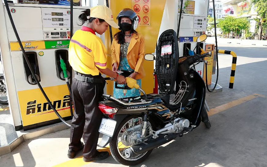 Trong khi l&aacute;ng giềng ban bố t&igrave;nh trạng khẩn cấp v&igrave; xăng dầu, Việt Nam g&acirc;y bất ngờ khiến b&aacute;o Nga th&aacute;n phục