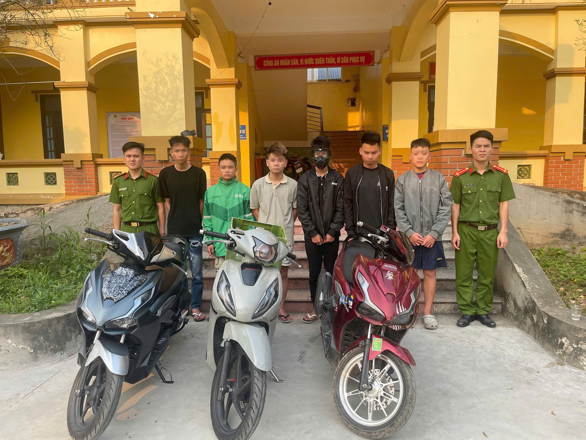 Nhóm thanh niên ném vỏ chai làm 4 người đi đường bị thương tại Hải Phòng - Ảnh 1. Nhóm thanh niên ném vỏ chai làm 4 người đi đường bị thương tại Hải Phòng - Ảnh 1.