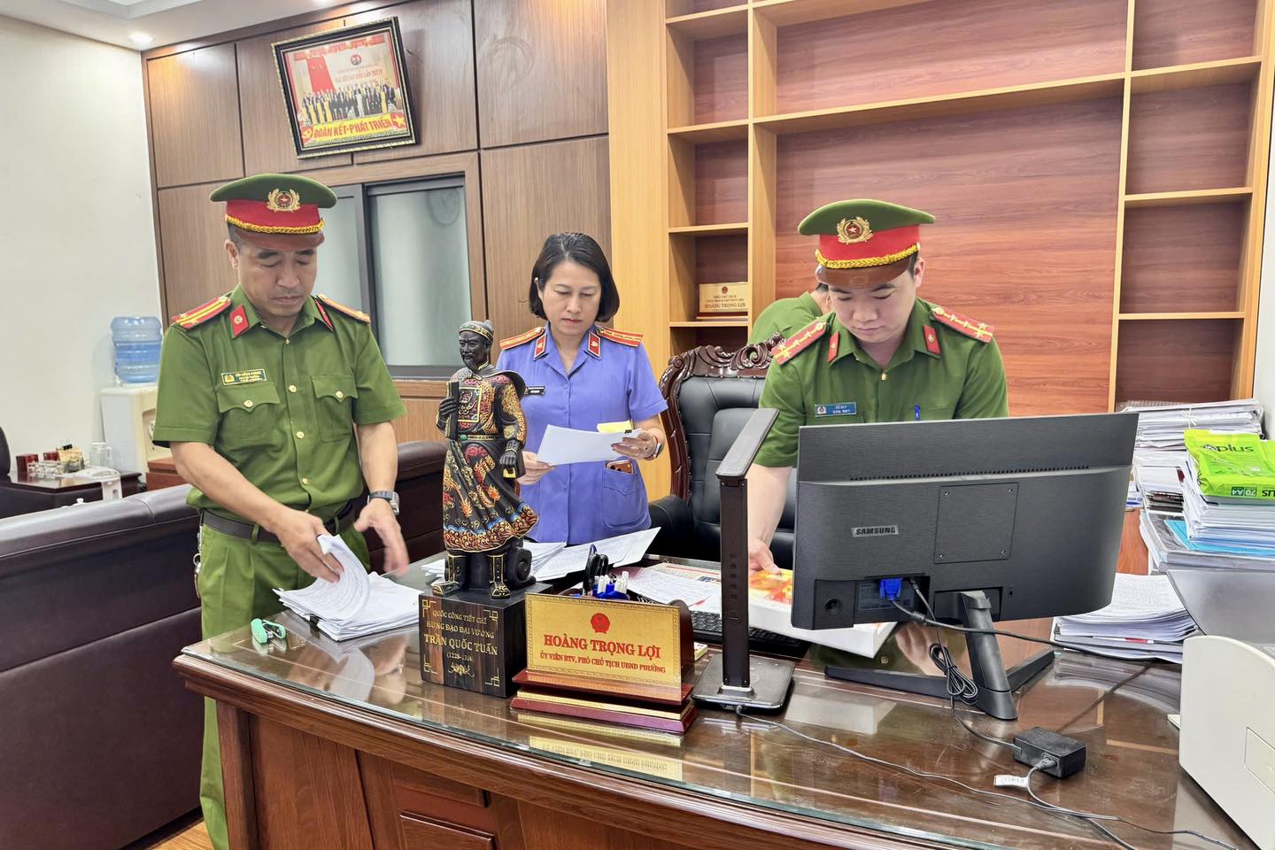 Nguyên Phó Chủ tịch TP bị bắt vì liên quan nhóm xã hội đen năm 2026 - Ảnh 4. Nguyên Phó Chủ tịch TP bị bắt vì liên quan nhóm xã hội đen năm 2026 - Ảnh 4.