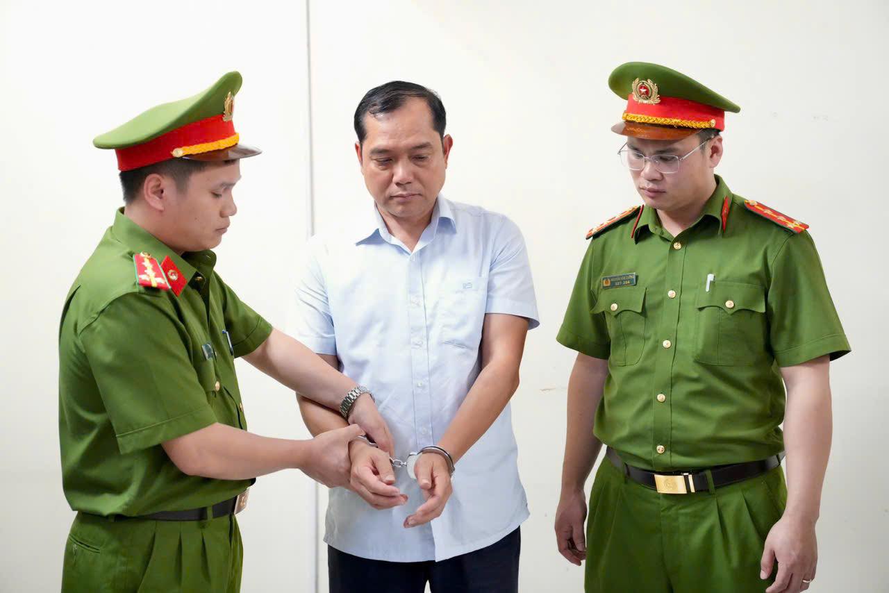 Nguy&ecirc;n Ph&oacute; Chủ tịch UBND TP Ph&uacute;c Y&ecirc;n bị bắt v&igrave; li&ecirc;n quan đến nh&oacute;m x&atilde; hội đen - Ảnh 1.