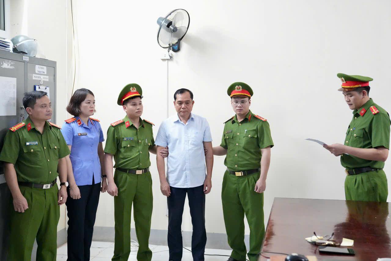 Nguyên Phó Chủ tịch TP bị bắt vì liên quan nhóm xã hội đen năm 2026 - Ảnh 1. Nguyên Phó Chủ tịch TP bị bắt vì liên quan nhóm xã hội đen năm 2026 - Ảnh 1.