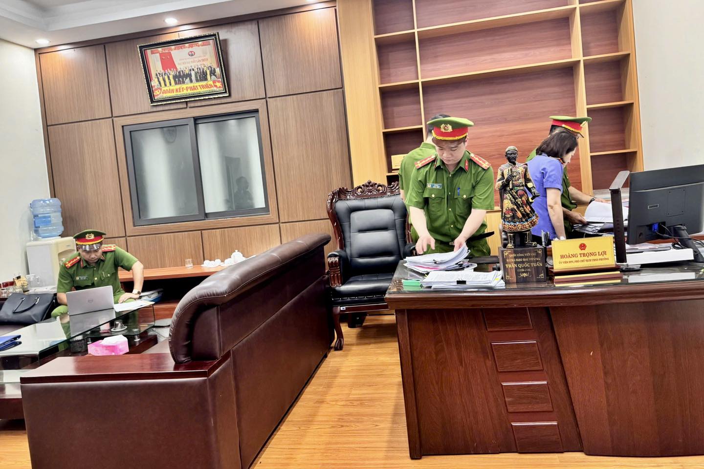 Nguyên Phó Chủ tịch TP bị bắt vì liên quan nhóm xã hội đen năm 2026 - Ảnh 5. Nguyên Phó Chủ tịch TP bị bắt vì liên quan nhóm xã hội đen năm 2026 - Ảnh 5.