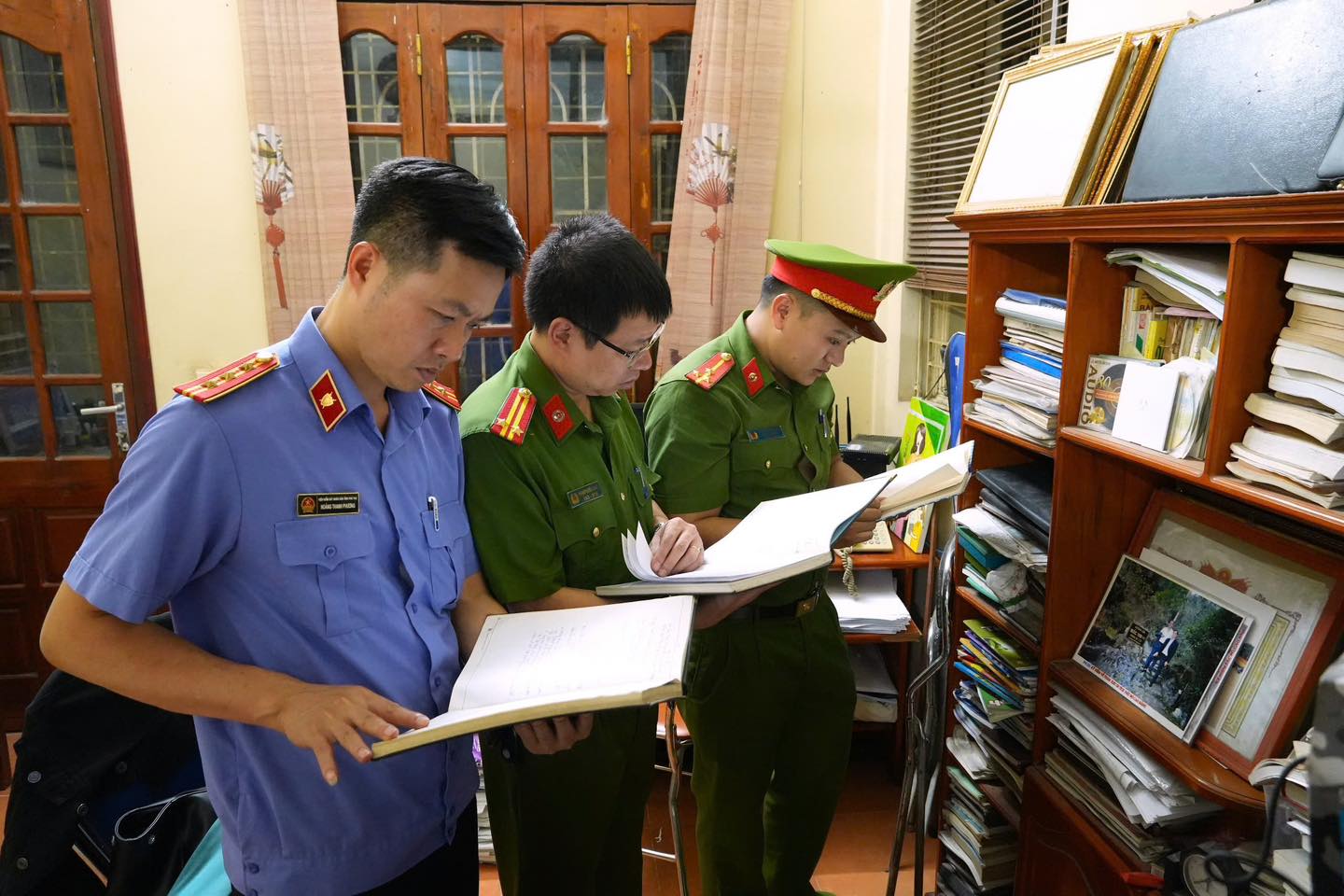 Nguyên Phó Chủ tịch TP bị bắt vì liên quan nhóm xã hội đen năm 2026 - Ảnh 6. Nguyên Phó Chủ tịch TP bị bắt vì liên quan nhóm xã hội đen năm 2026 - Ảnh 6.