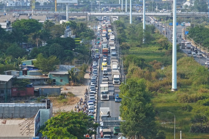 Tai nạn giao thông TP . HCM xe container va chạm ô tô 7 chỗ gây ùn tắc kéo dài - Ảnh 2.