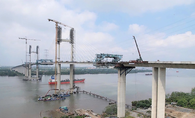 Việt Nam sắp hoàn thành cây cầu dây văng sở hữu nhịp chính 300m, tĩnh không thông thuyền cao kỷ lục chưa từng có trong lịch sử - Ảnh 1.