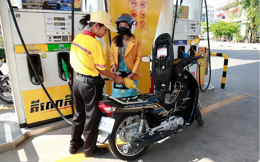 Trong khi l&aacute;ng giềng ban bố t&igrave;nh trạng khẩn cấp v&igrave; xăng dầu, Việt Nam g&acirc;y bất ngờ khiến b&aacute;o Nga th&aacute;n phục - Ảnh 1.