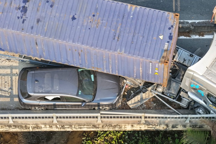 Tai nạn giao thông TP . HCM xe container va chạm ô tô 7 chỗ gây ùn tắc kéo dài - Ảnh 1.