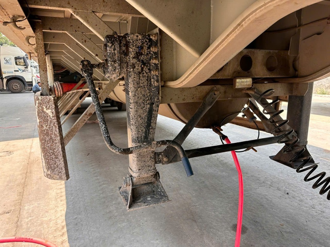 Bắt giữ dầu diesel tinh vi tại bi&ecirc;n giới Quảng Trị với hơn 1 . 200 L&iacute;t bị ph&aacute;t hiện - Ảnh 2.