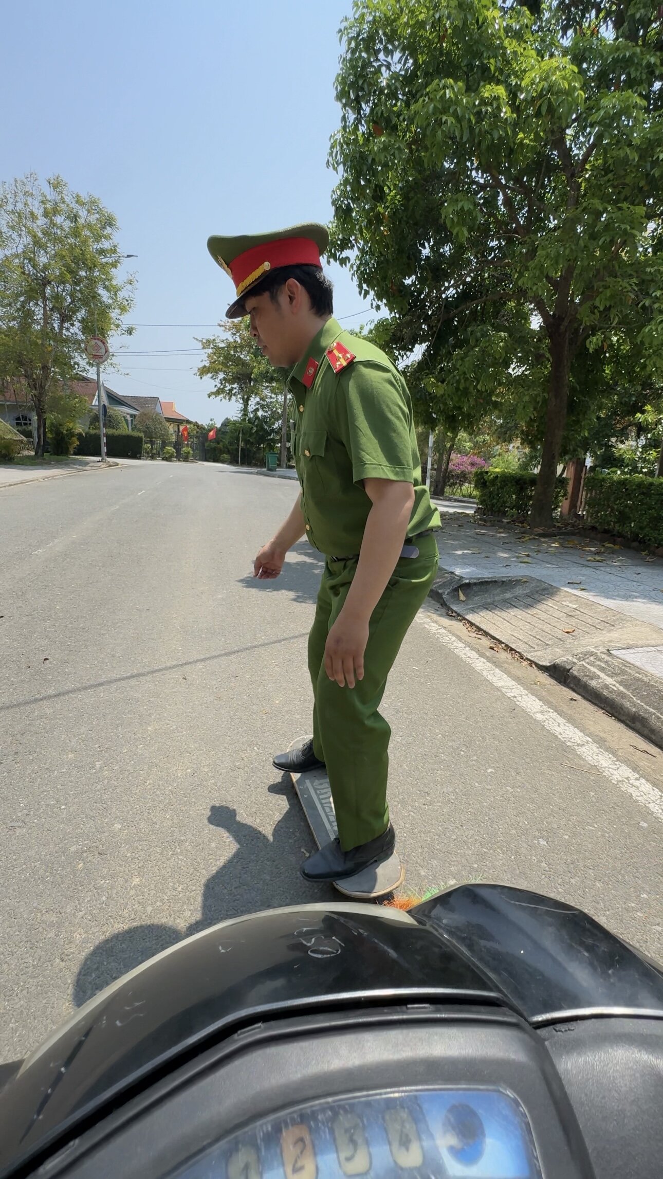 Clip tuy&ecirc;n truyền giao th&ocirc;ng h&uacute;t 5 triệu người xem, &ldquo;chuyển cảnh mượt như sunsilk&rdquo;: Danh t&iacute;nh Thượng u&yacute; v&agrave; bạn diễn rapper- Ảnh 3.