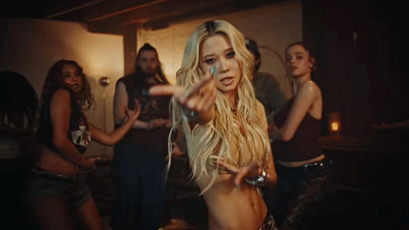 &Aacute;i nữ Angelina Jolie v&agrave; Brad Pitt giỏi đến mức khiến 700 người ngậm ng&ugrave;i, nhan sắc chỉ 2 người tr&ecirc;n thế giới sở hữu- Ảnh 1.