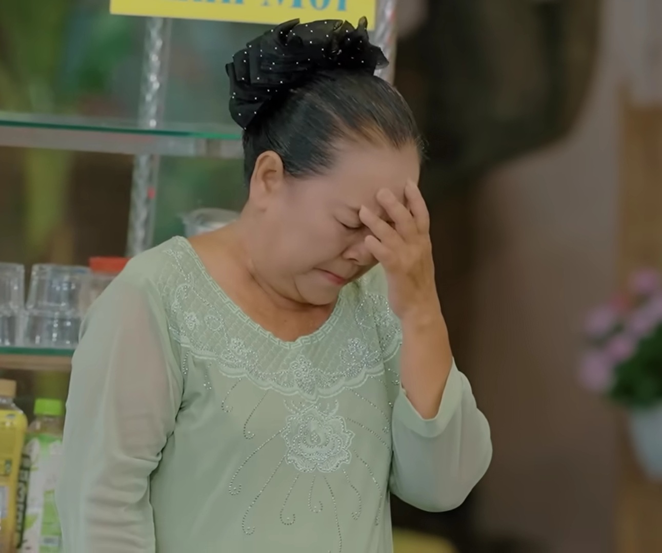 Nữ nghệ sĩ bỏ nghề đi b&aacute;n nước, Minh Nh&iacute; bật kh&oacute;c nức nở - Ảnh 1.