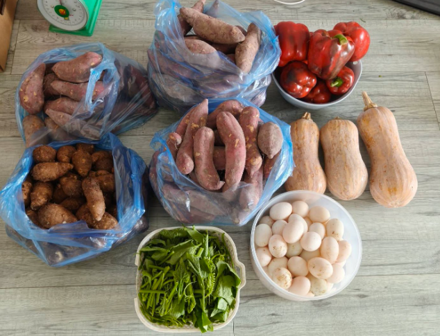 Nh&agrave; th&ocirc;ng gia gửi qu&agrave; qu&ecirc; l&ecirc;n, t&ocirc;i h&agrave;o hứng mở ra th&igrave; &ocirc;i giời, sao họ lại thiếu tinh tế đến vậy! - Ảnh 1.