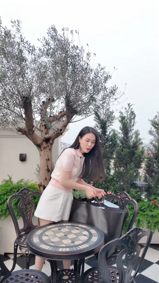 MC xinh nhất VTV ở biệt thự 9 tầng: Kh&ocirc;ng khoe m&agrave; vẫn lộ gu gi&agrave;u c&oacute; qua một chi tiết nhỏ - Ảnh 1.