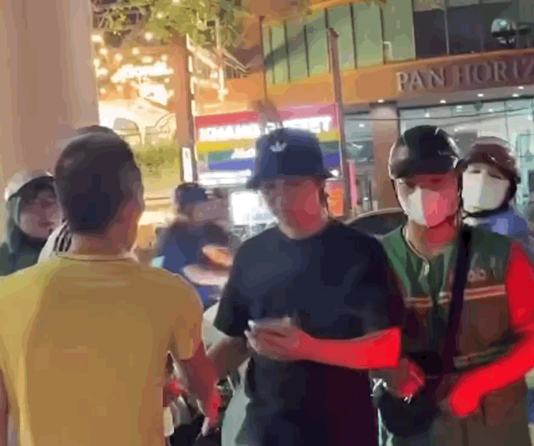 Nữ tài xế Grab bị hành hung chảy máu đầu tại Cầu Giấy Hà Nội - Ảnh 1. Nữ tài xế Grab bị hành hung chảy máu đầu tại Cầu Giấy Hà Nội - Ảnh 1.