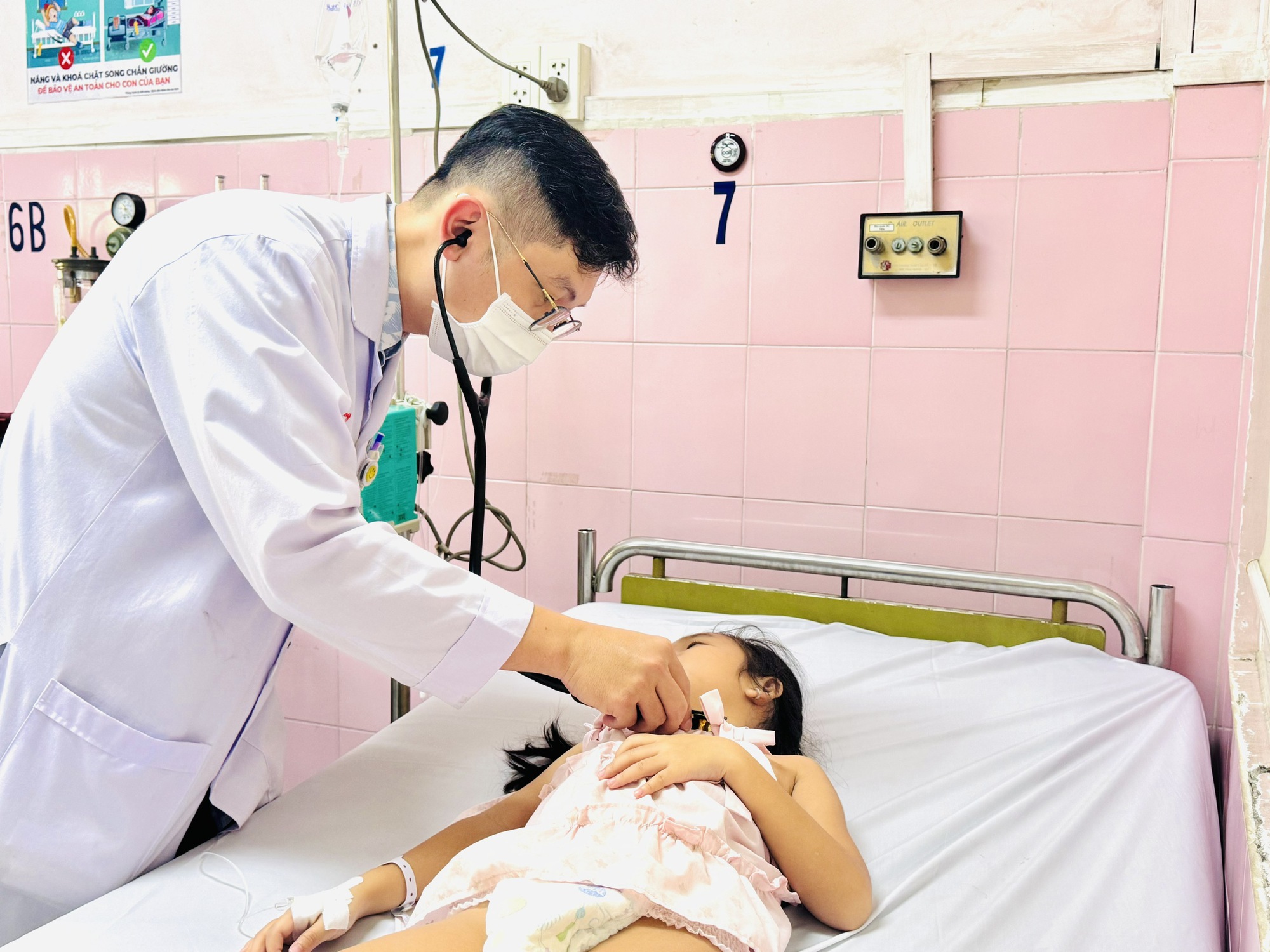 Vụ h&agrave;ng chục học sinh tiểu học sốt, đau bụng: T&igrave;m thấy vi khuẩn qua mẫu x&eacute;t nghiệm ph&acirc;n - Ảnh 1.