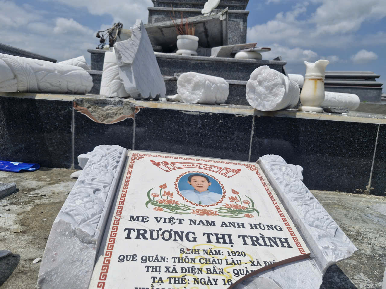 Công an điều tra vụ việc mộ Mẹ Việt Nam Anh hùng bị đập phá - Ảnh 3.