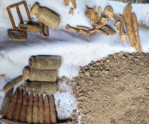 Người dân phát hiện 12 bộ hài cốt liệt sĩ trong hang đá ở Gia Lai - Ảnh 1.