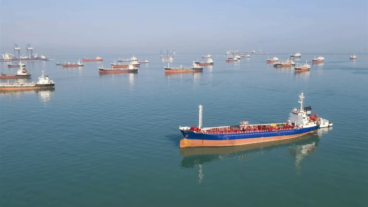 Hormuz vẫn dưới tầm kiểm so&aacute;t của Iran, c&aacute;c '&ocirc;ng lớn' dầu mỏ vẫn bất ngờ ph&aacute;t lệnh bốc h&agrave;ng: Liệu c&oacute; thỏa thuận ngầm? - Ảnh 1.