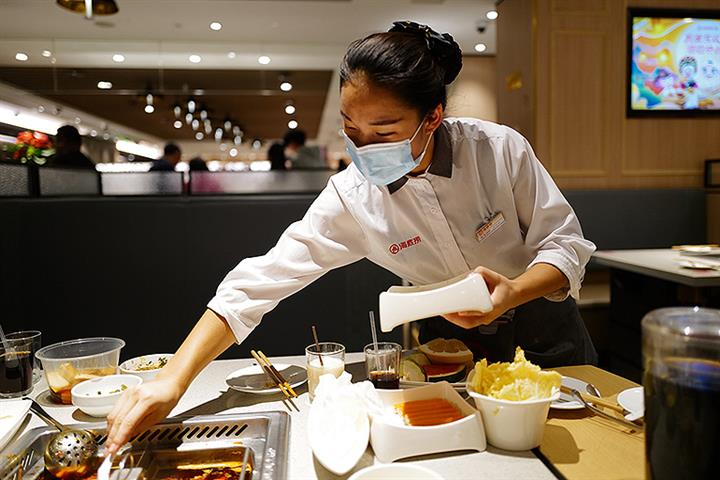 Cựu nh&acirc;n vi&ecirc;n Haidilao tố c&aacute;o m&ocirc;i trường l&agrave;m việc khắc nghiệt - Ảnh 2.