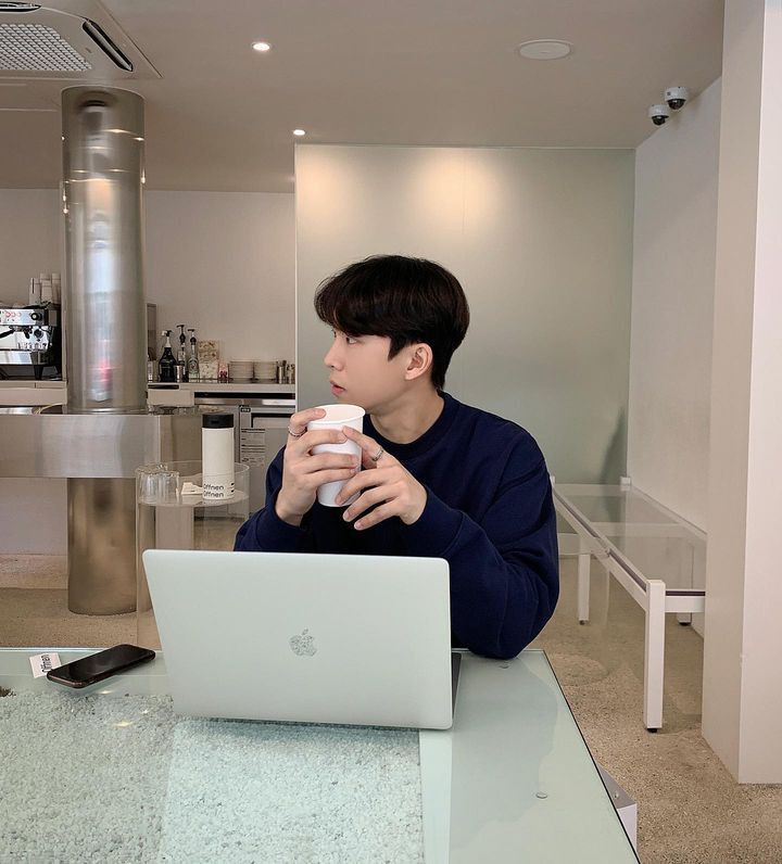 Bị đuổi việc chỉ v&igrave; về đ&uacute;ng giờ: C&acirc;u chuyện của Steve tại Anh - Ảnh 1.