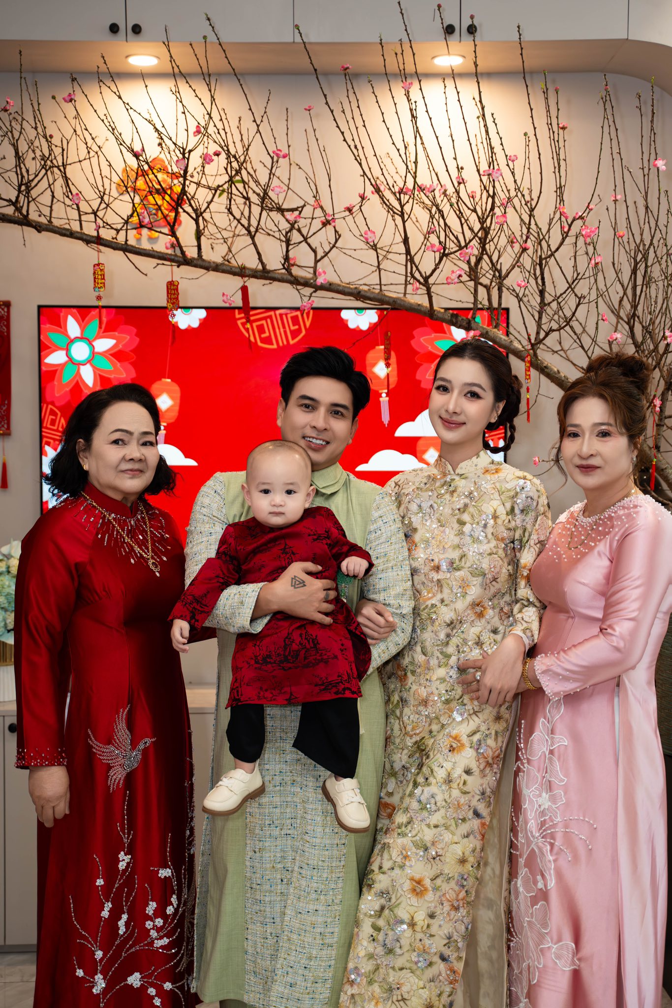 Nhan sắc vợ k&eacute;m 17 tuổi của Hồ Quang Hiếu: Xứng danh &ldquo;g&aacute;i một con tr&ocirc;ng m&ograve;n con mắt&rdquo; - Ảnh 6.